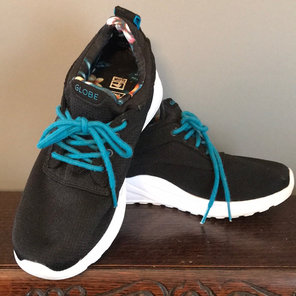 Boys Globe Shoes Used Excellent Condition Size 4